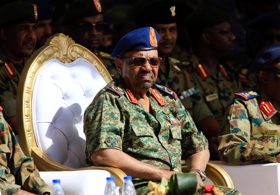 Le président soudanais Omar Ahmed al-Bashir observe le spectacle aérien de l'armée de l'air saoudienne lors de la finale