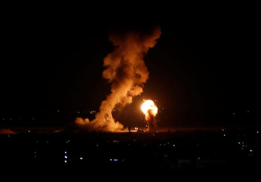 On voit de la fumée et des flammes lors d'une frappe aérienne israélienne à Gaza, le 12 novembre 2018.