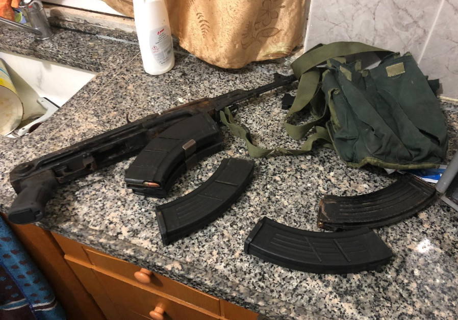 Un fusil Kalachnikov et des munitions saisis lors de l’arrestation de Givat Asaf par balle