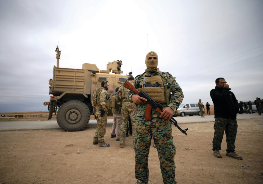 Des forces démocratiques syriennes et des soldats américains sont observés lors d’une patrouille près de la frontière turque à Hasakah.