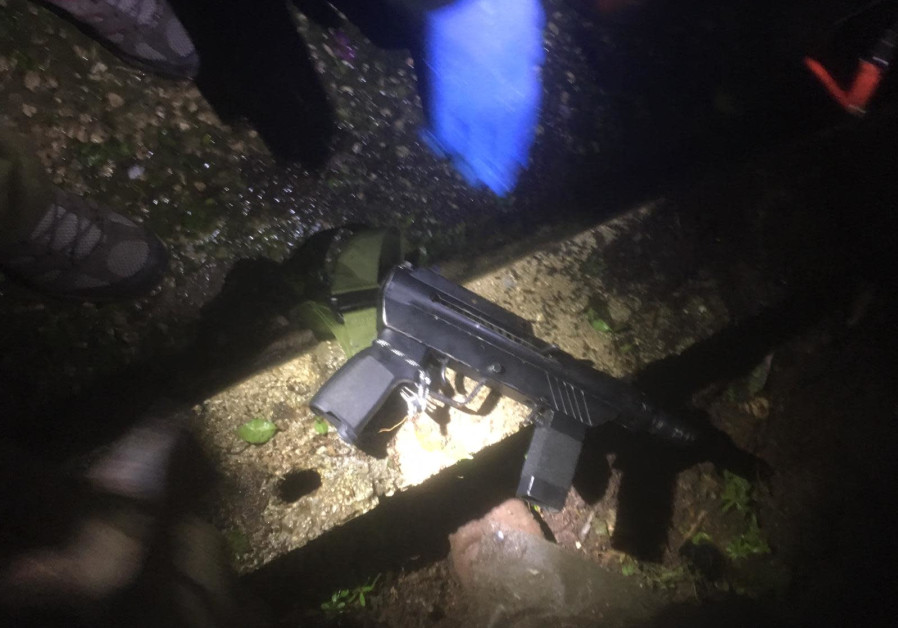 Les FDI arrêtent 12 terroristes présumés et trouvent des fusils d'assaut