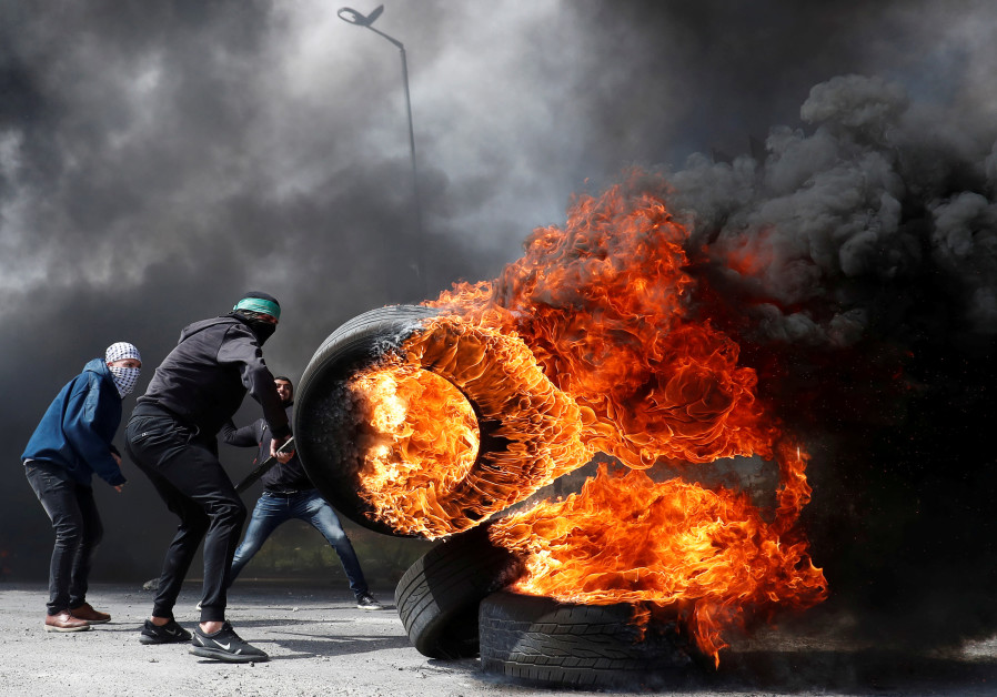 Palestinian rioters in clashes near Ramallah (REUTERS/Mohamad Torokman)