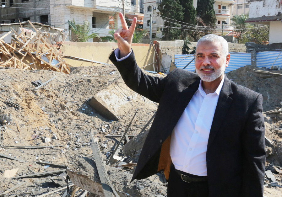 El jefe de Hamas, Ismail Haniyeh, junto a su oficina destruida (REUTERS / Folleto)