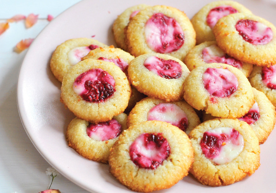 ALMOND COOKIES WITH CREAM AND RASPBERRY FILLING (Pascale Perez-Rubin)