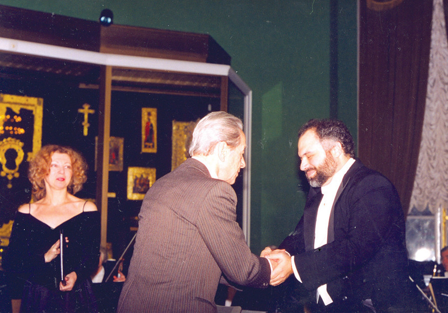 At the Kremlin, Eva Ben-Zvi with composer Grigori Fried in December 1996, thanking American maestro Constantine Orbelian after the performance of ‘The Diary of Anne Frank’ (Courtesy)