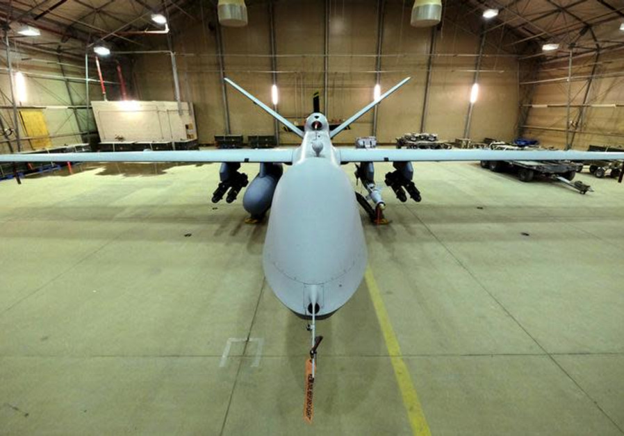 Un drone MQ-9 Reaper de l'armée de l'air américaine armé de missiles Hellfire et d'une bombe de 500 livres