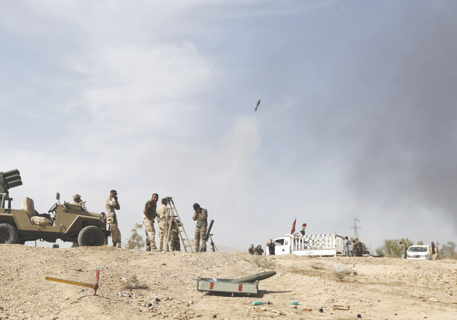 Des combattants shiites lancent un obus de mortier en direction des lignes de l'Etat islamique à al-Fatha, au nord-est de Baiji
