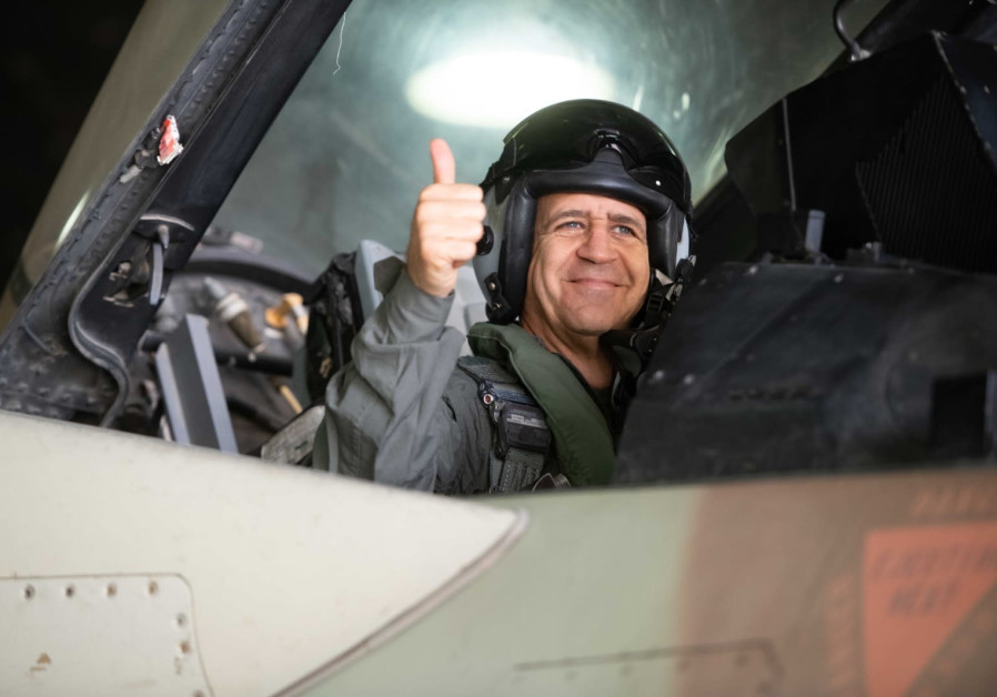 Aviv Kochavi en visite dans l'armée de l'air israélienne