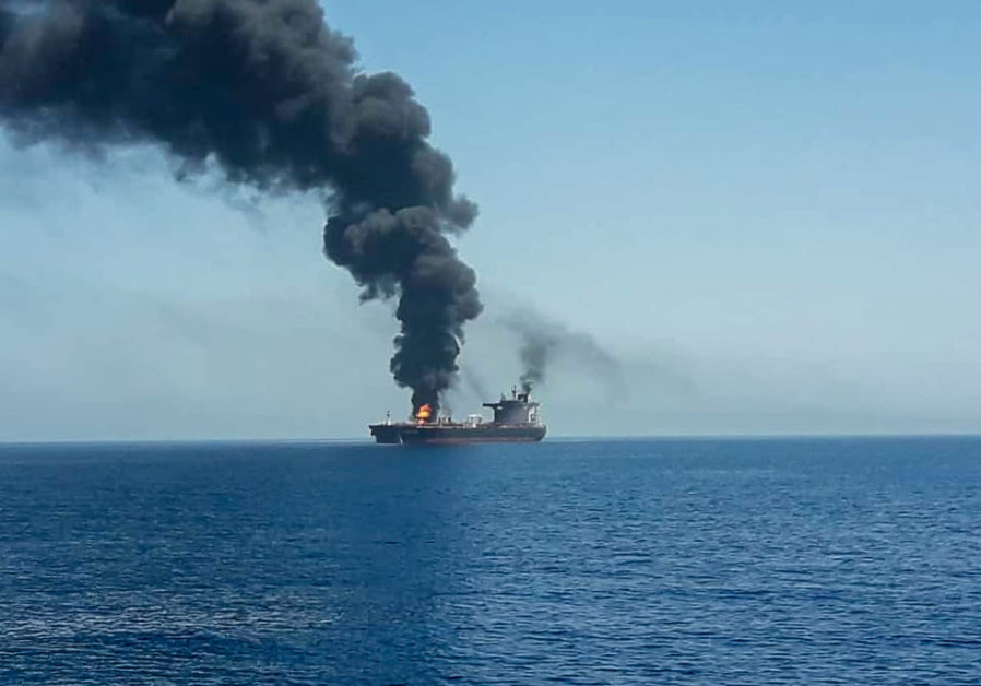 Un pétrolier est vu après avoir été attaqué dans le golfe d'Oman