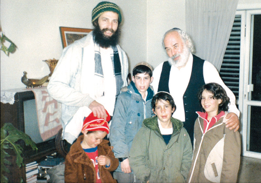 EMIL LEUCHTER and children with Rabbi Shlomo Carlebach. (Credit: Don Slovin)