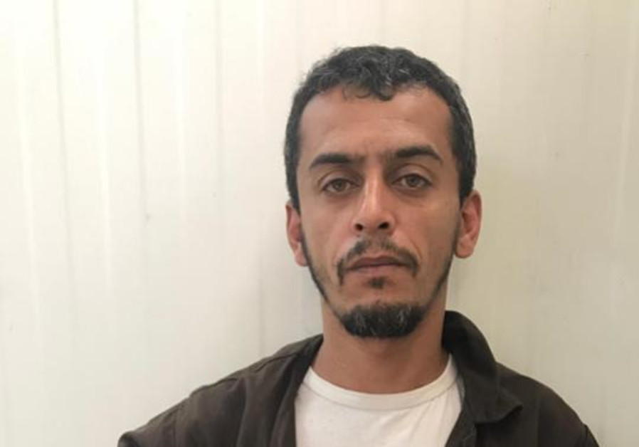 Fadi Abu Sabah avec le tissu de mots codés cachés dans une veste 
