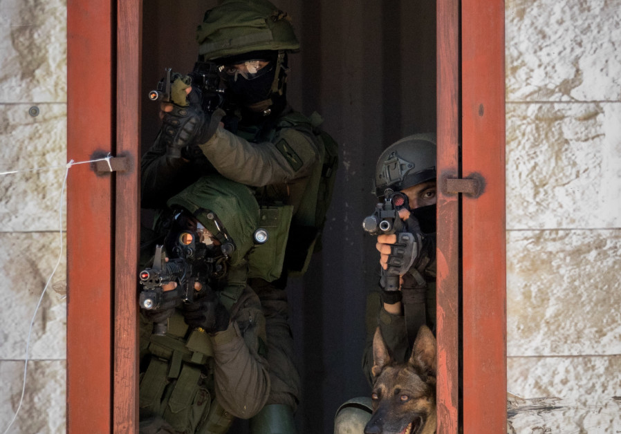  L’École de lutte contre le terrorisme de l’armée israélienne prépare des troupes au combat futur (Crédit: YONATAN SINDEL / FLASH 90)