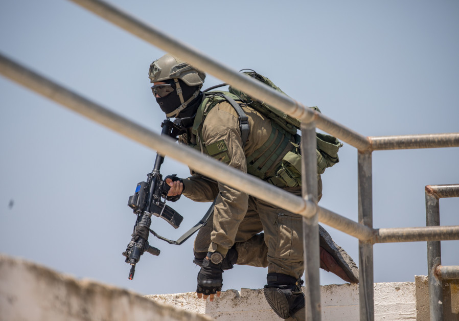 L’École de lutte contre le terrorisme de l’armée israélienne prépare des troupes au combat futur (Crédit: YONATAN SINDEL / FLASH 90)