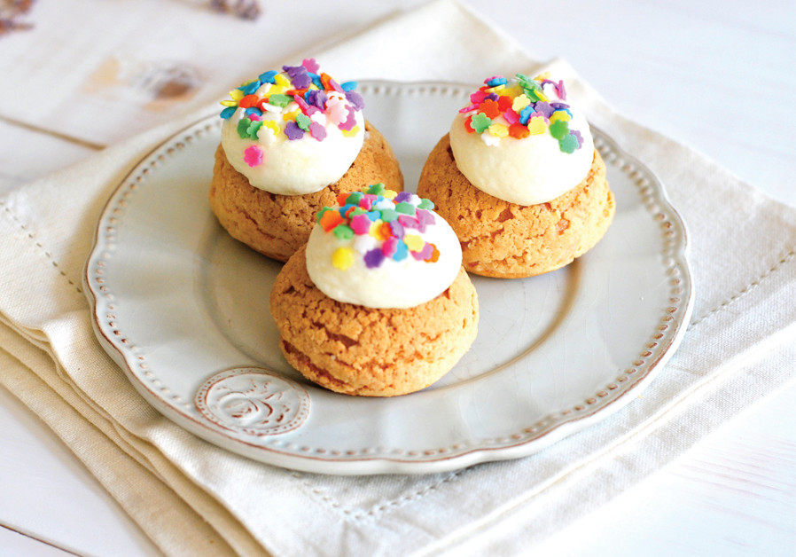 CHOUX PASTRIES WITH CRUMBLE TOPPING (Credit: PASCALE PEREZ-RUBIN)