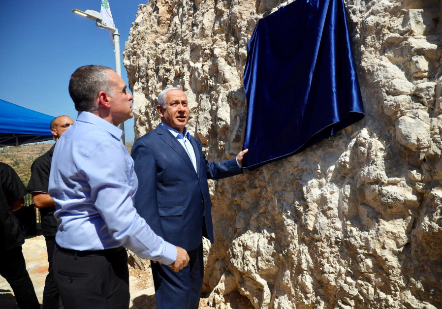 Efrat Council head Oded Revivi and Prime Minister Benjamin Netanyahu unveil a plaque in Efrat. (IGOR USDACHI)