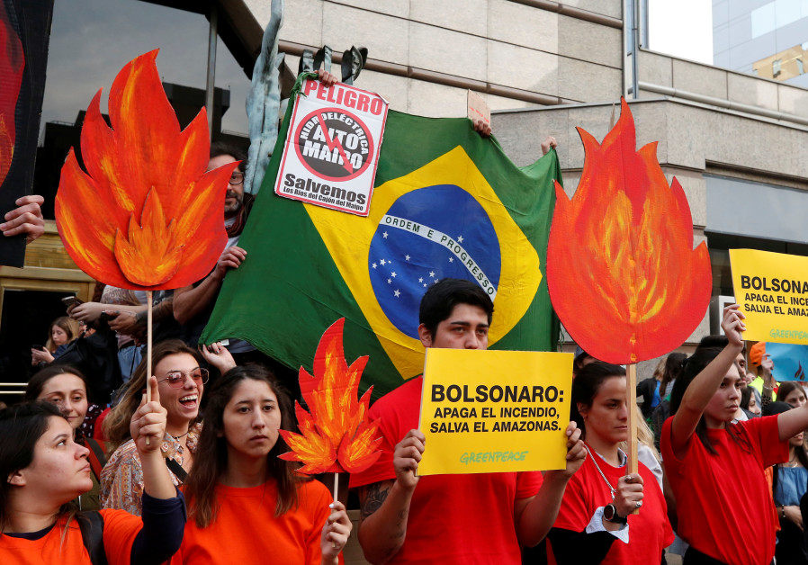 Demonstrators of environmental organizations take part in a rally in front to the embassy of Brazil in demand to more Amazon protection in Santiago, Chile August 23, 2019. (RODRIGO GARRIDO/REUTERS)
