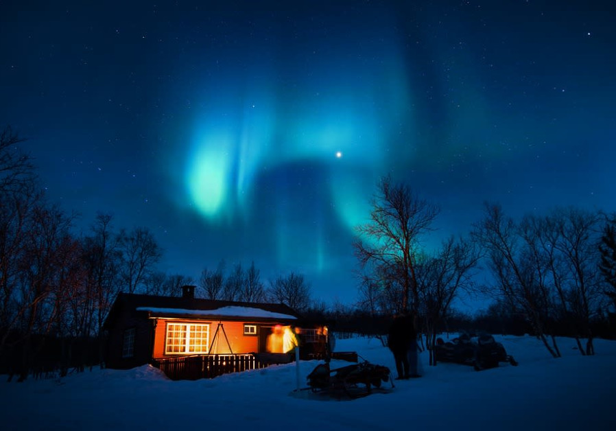 Aurora Borealis Blue Cabin ( Credit: PIXABAY)