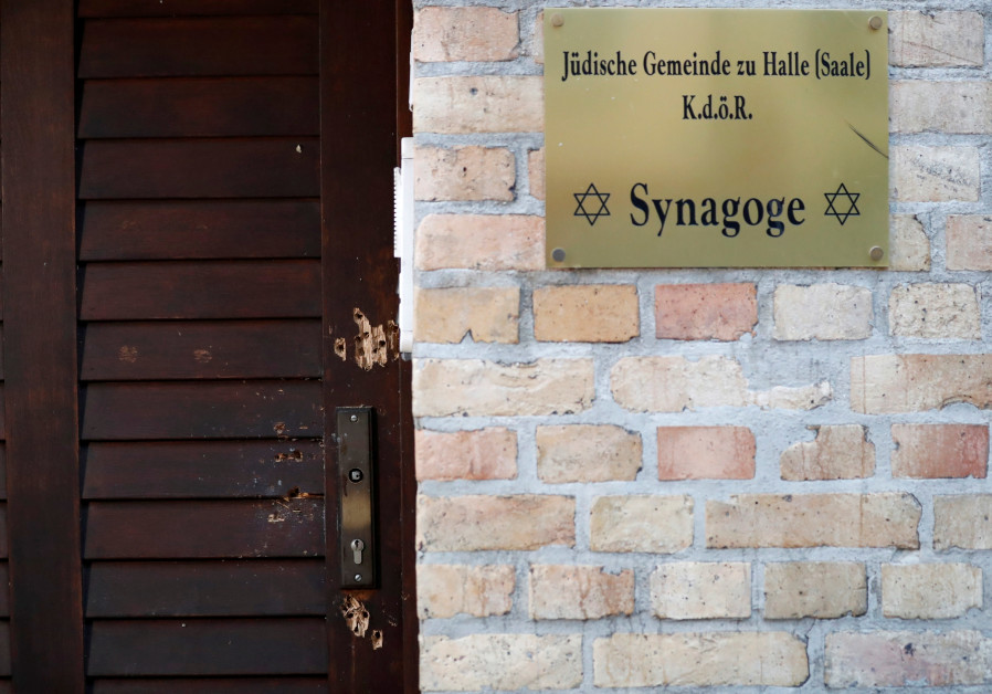 La porte endommagée d'une synagogue est vue à Halle, en Allemagne, le 10 octobre 2019, après que deux personnes ont été tuées