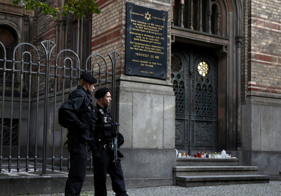 Des policiers montent la garde devant l'entrée de la Neue Synagoge à Berlin