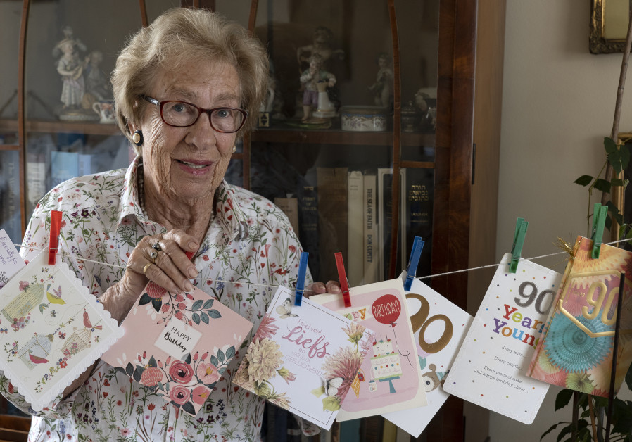 Holocaust survivors photographed as tribute to their…