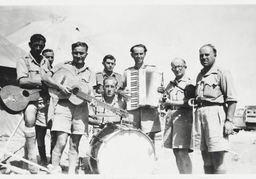 Un portrait de groupe de membres du groupe du IIe Corps polonais (Armée d'Anders) alors qu'ils étaient stationnés en Palestine