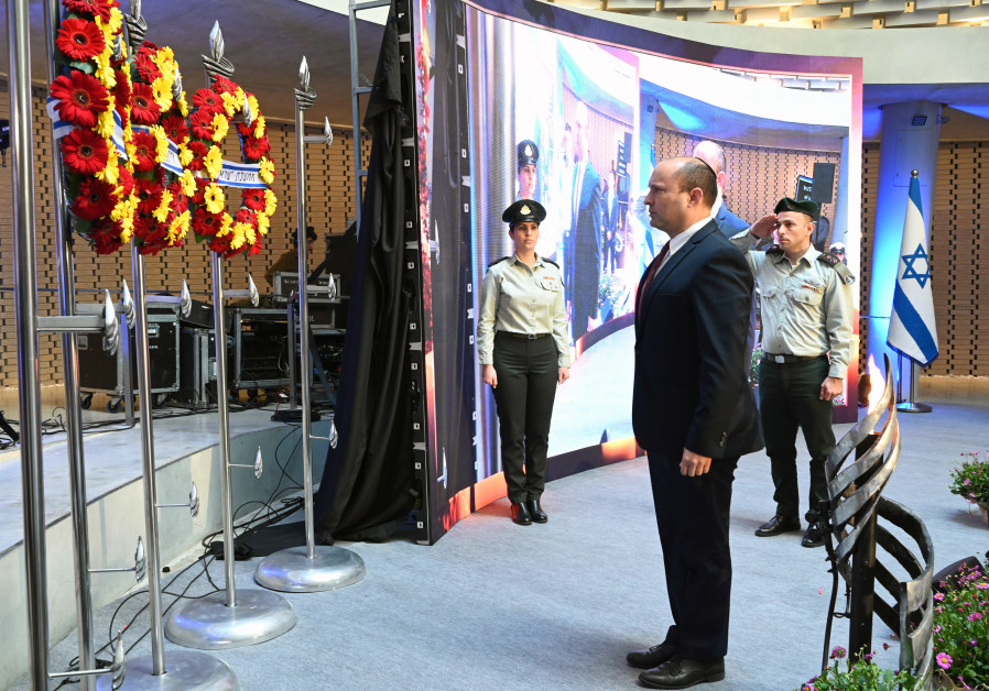Defence Minister Naftali Bennett speaking at the annual memorial ceremony for soldiers whose burial place is unknown (Credit: MINISTRY OF DEFENSE SPOKESTEAM)