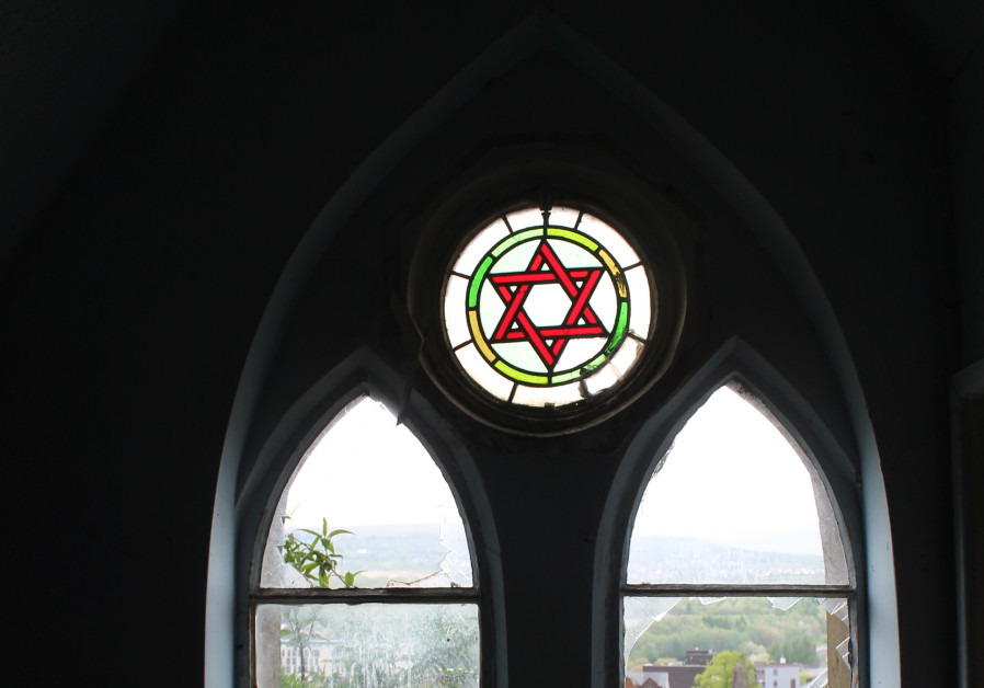 Star of David stained-glass window in the Wales synagogue (Credit: FOUNDATION FOR JEWISH HERITAGE)
