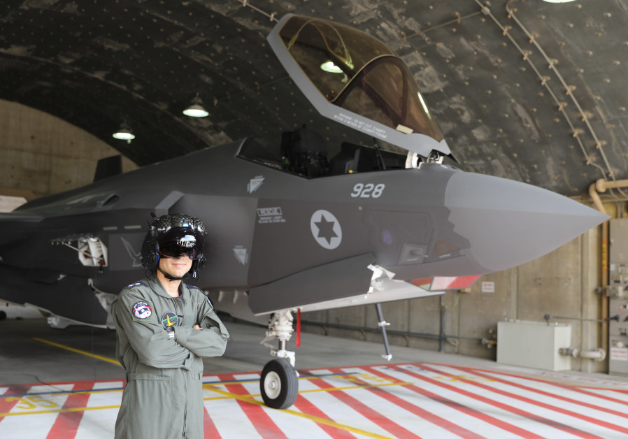 Un pilote de l'IAF pose fièrement à côté d'un F-35. (Crédit: Marc Israel Sellem)