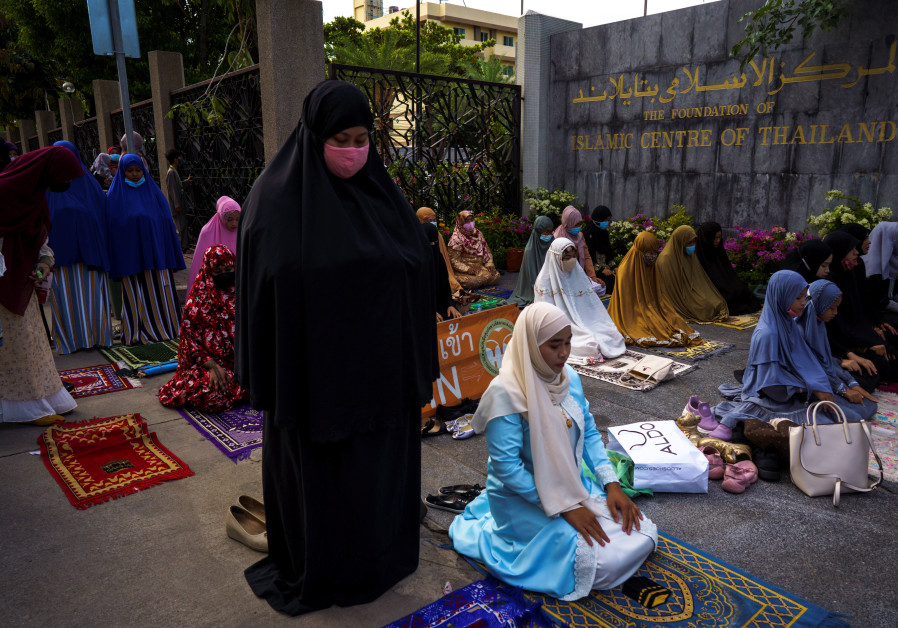 Thai Muslims offer Eid al-Adha prayers at the Thai Islamic Center amid the spread of the coronavirus disease (COVID-19) in Bangkok, Thailand, July 31, 2020. (Credit: REUTERS/Athit Perawongmetha)