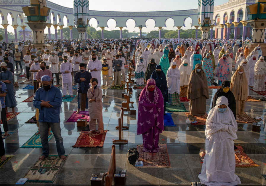 Indonesian Muslims offer Eid al-Adha prayers at the Great Mosque of Central Java, during the outbreak of the coronavirus disease (COVID-19) in Semarang, Central Java province, Indonesia, July 31, 2020 (Credit: Antara Foto/Aji Styawan/via REUTERS)
