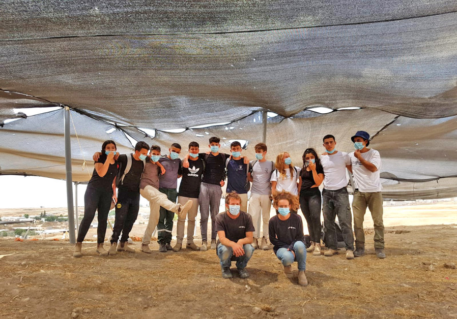 The excavation included participants made up of hundreds of young people, university students, and students in pre-military preparatory programs, from Rahat and the area (Credit: Emil Aladjem/Israel Antiquities Authority)