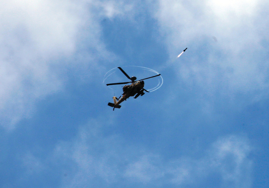 Un hélicoptère Apache ISRAELI tire un missile vers la bande de Gaza en juillet 2014 (Crédit: Baz Ratner / Reuters)