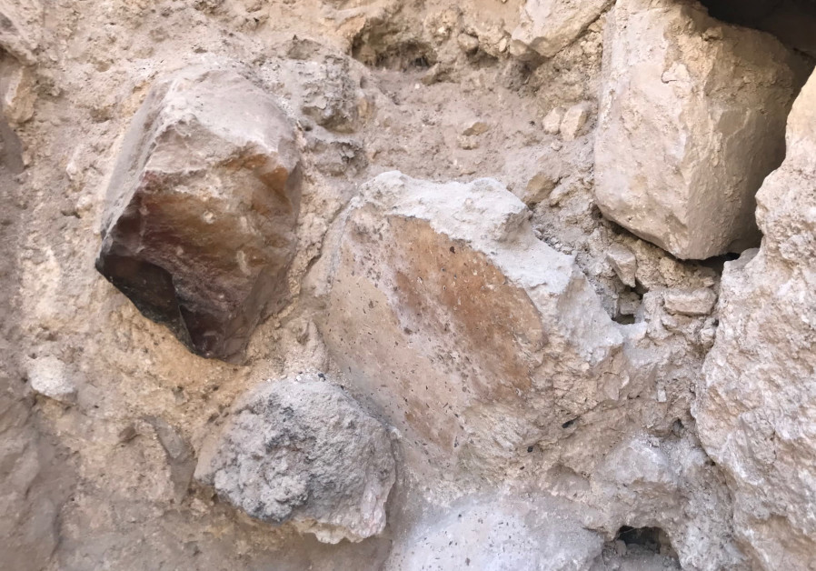 Blackened stone visible in the remains of the building destroyed by the Babilonyans in 586 BCE at the Givati Parking Lot Excavation at the City of David, Jerusalem. (Credit: Rossella Tercatin)