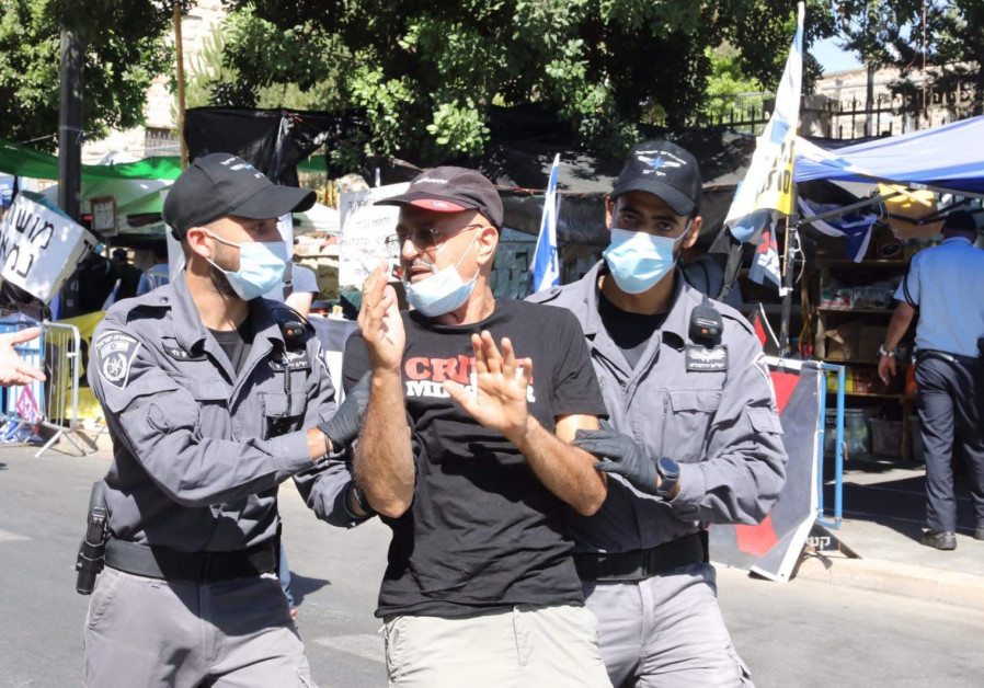 Police evacuates anti-Netanyahu protesters from Balfour, August 20, 2020. 