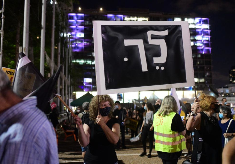 Protesters gathering at Rabin Square, Tel Aviv, August 27, 2020. (Credit: Sassoni Avshalom)