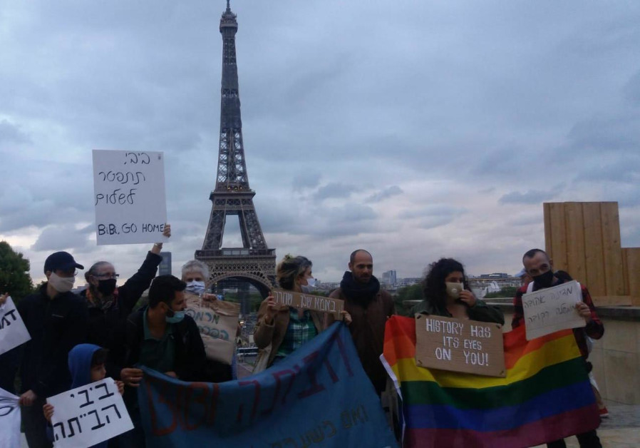 Anti-Netanyahu protests take place in Paris, August 29, 2020. (Photo: Talia De Vries)