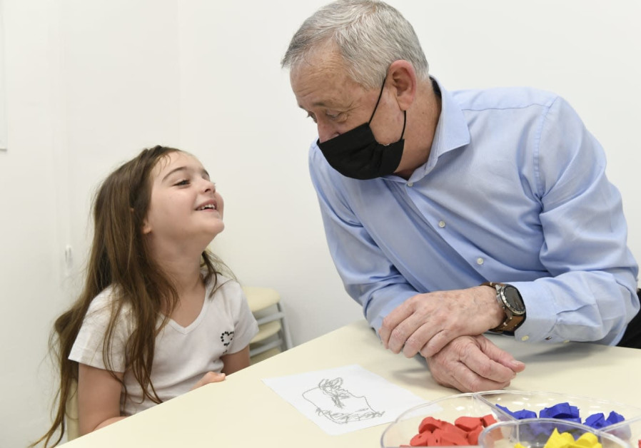 Defense Minister Benny Gantz visits a school in Hadera on the opening day of the new school year, September 1, 2020 (Credit: Avshalom Sassoni)