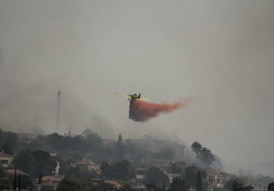 Les services d'incendie s'emploient à contenir un incendie de forêt près de Kfar HaOranim, le 10 octobre 2020 (Ori Lewis)