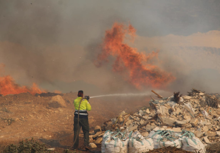 Les services d'incendie travaillent pour contenir un incendie de forêt dans la région d'Umm al-Fahm, le 10 octobre 2020 (SERVICE D'INCENDIE ET ​​DE SAUVETAGE)