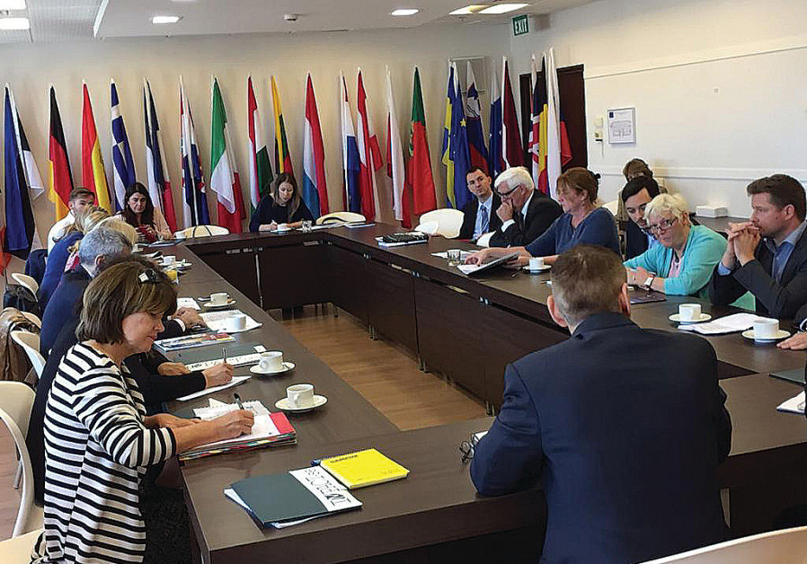 MARCUS SHEFF, dyrektor generalny IMPACT-SE (z powrotem do kamery) przedstawia europejskim posłom w Brukseli informacje o palestyńskich podręcznikach.  (Kurtuazja)