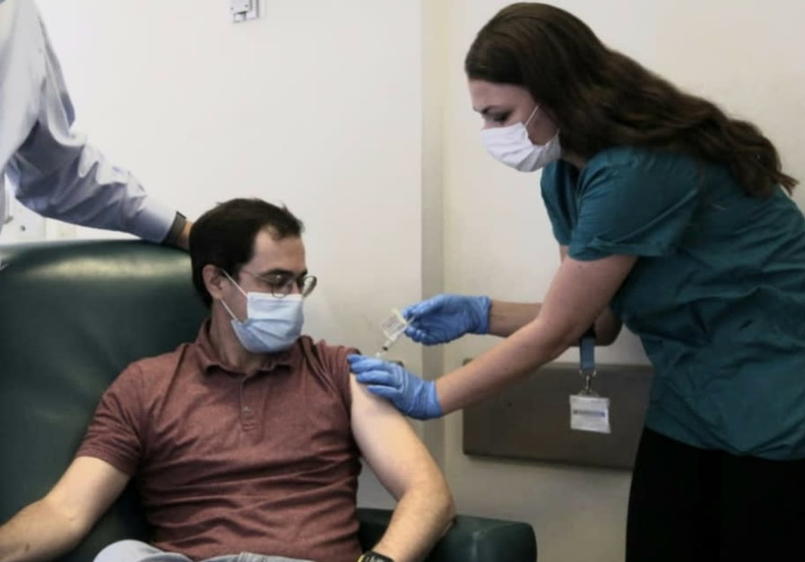 Anar Ottolenghi, 34 ans, devient l'un des premiers Israéliens à tester le vaccin contre le coronavirus, Hadassah Ein Kerem, 1er novembre 2020 (Crédit: Oren Ben Hakoon / Pool)