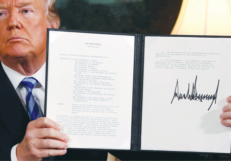 Le président américain Donald Trump brandit une proclamation déclarant son intention de retirer les États-Unis du JCPOA (Crédit: JONATHAN ERNST / REUTERS)