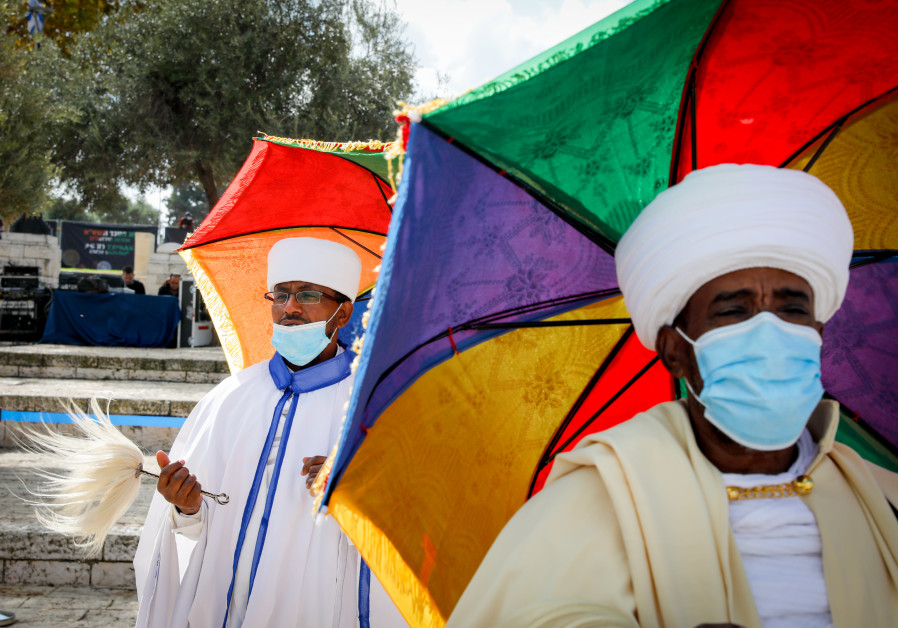 ‘PERFORMING FOR a pittance’: Sigd prayers in Jerusalem on November 16. (Photo credit: Olivier Fittousi/Flash90)