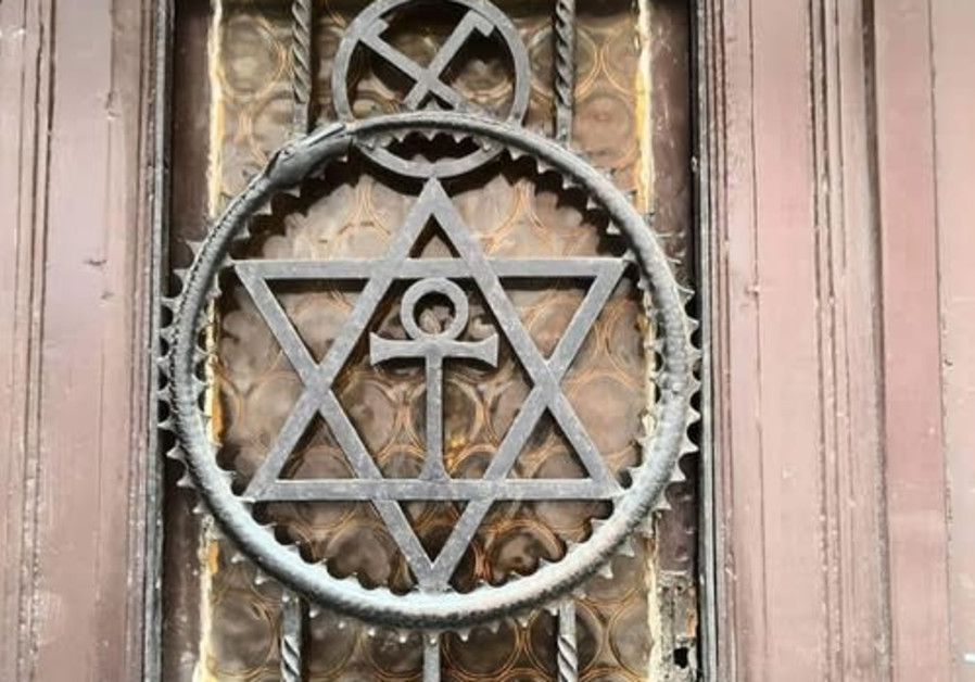 The symbol of the Theosophical Movement remains on the front door of Kazinczy Street 55 until today (Photo: Vincent Vizkelety)