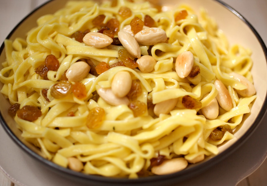 Noodles with almonds and raisins 