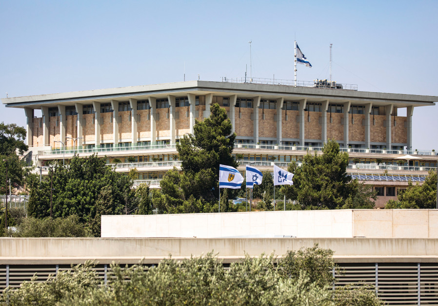Benny Gantz expresses support for IDF scholarship bill, raises it to 75%