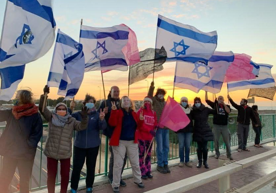 Anti-Netanyahu protesters at Yanay Junction, Saturday, January 30, 2021. (Credit: Black Flags Movement)