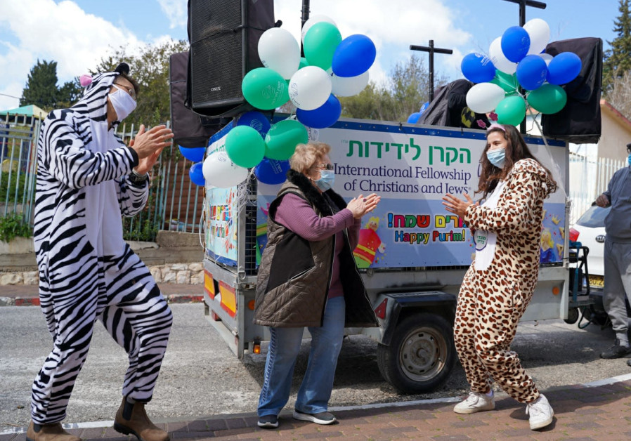 Hundreds of Fellowship volunteers visit 1,500 lonely elderly on Purim (Courtesy)