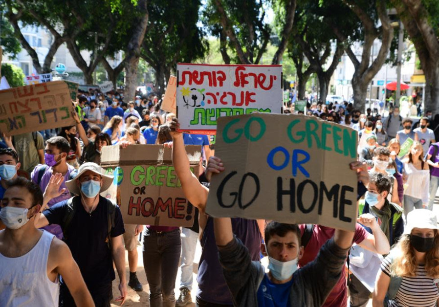 Thousands of Israeli youth protesting the climate crisis in Tel Aviv, March 19, 2021. (Credit: AVSHALOM SASSONI/MAARIV)