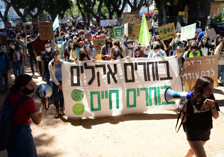 Thousands of Israeli youth protesting the climate crisis in Tel Aviv, March 19, 2021. (Credit: AVSHALOM SASSONI/MAARIV)